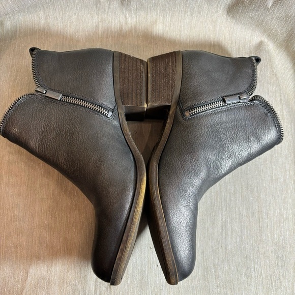 LUCKY BRAND Sz 8 Pewter Colour Pointy Toe Zipper Closure  Stacked Heel Booties - Picture 5 of 12